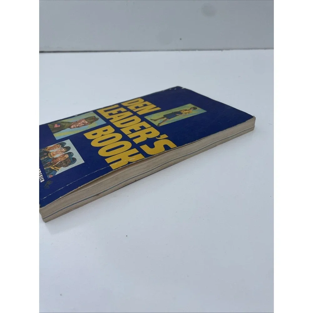 Vintage Book Den Leader's Book Boy Scouts 1980 Paperback Book ******